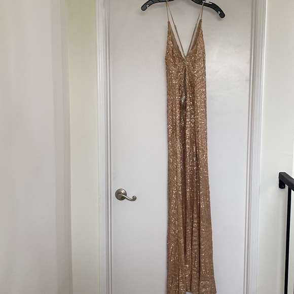 Gold v-neck stunning beaded gown size M - Picture 4 of 8